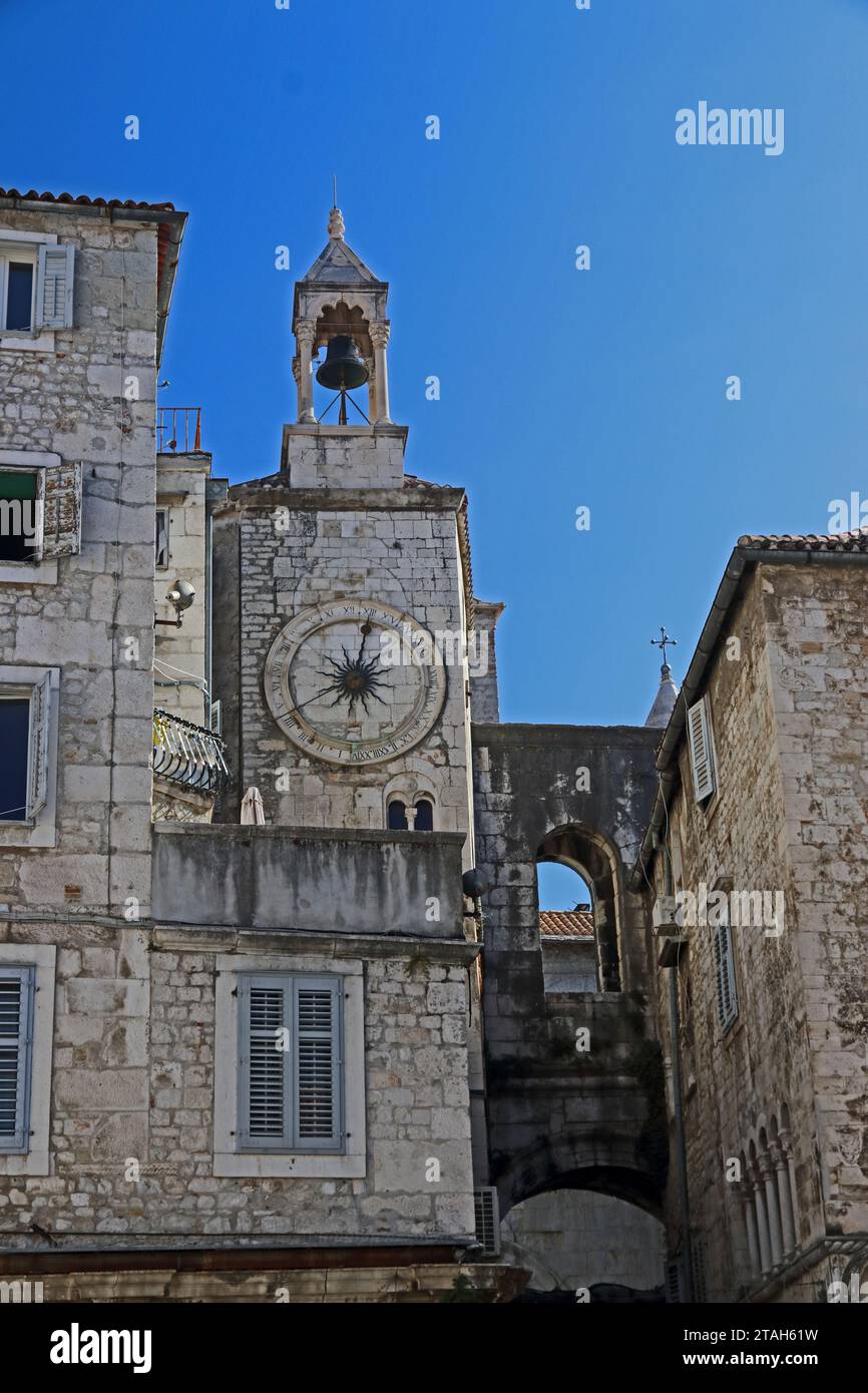 Glockenturm der Kirche unserer Lieben Frau vom Glockenturm, mit 24 Stunden, invertierter Uhr, Split, Kroatien Stockfoto