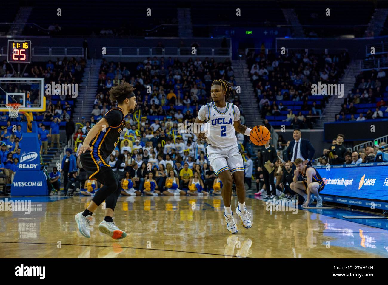 UCLA Bruins Garde Dylan Andrews (2) dribbelt den Ball während eines NCAA College Basketballspiels am Donnerstag, den 30. November 2023, in Los Angeles. UCLA besiegte UCR 66-65. (Louis Chen/Bild des Sports) Stockfoto