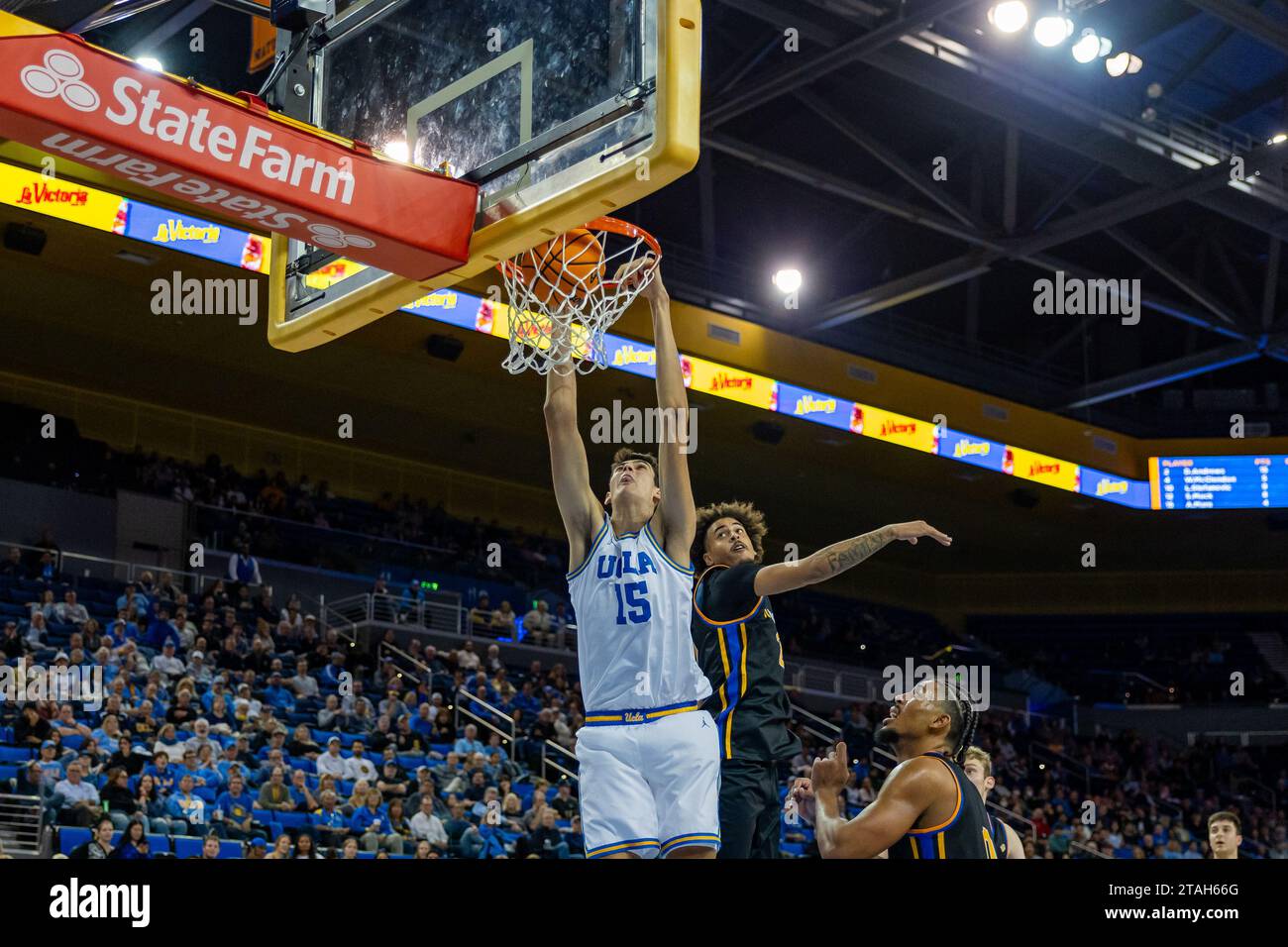 UCLA Bruins Center Aday Mara (15) taucht den Ball gegen die UC Riverside Highlanders während eines NCAA College Basketballspiels am Donnerstag, den 30. November 2023, in Los Angeles ein. UCLA besiegte UCR 66-65. (Louis Chen/Bild des Sports) Stockfoto