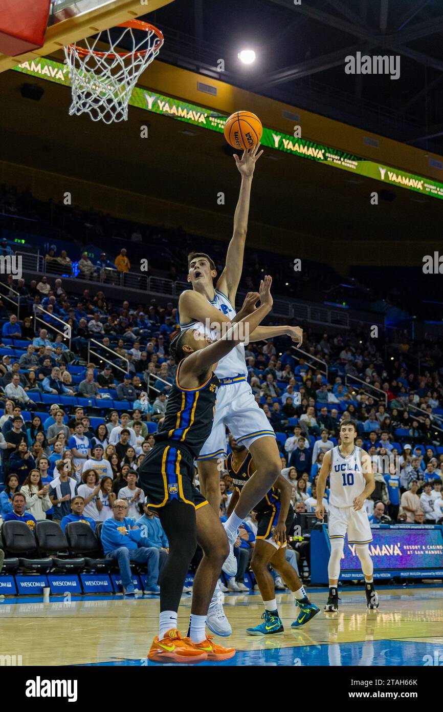 Aday Mara (15) schießt den Ball gegen die UC Riverside Highlanders während eines Basketballspiels der NCAA College am Donnerstag, den 30. November 2023 in Los Angeles. UCLA besiegte UCR 66-65. (Louis Chen/Bild des Sports) Stockfoto