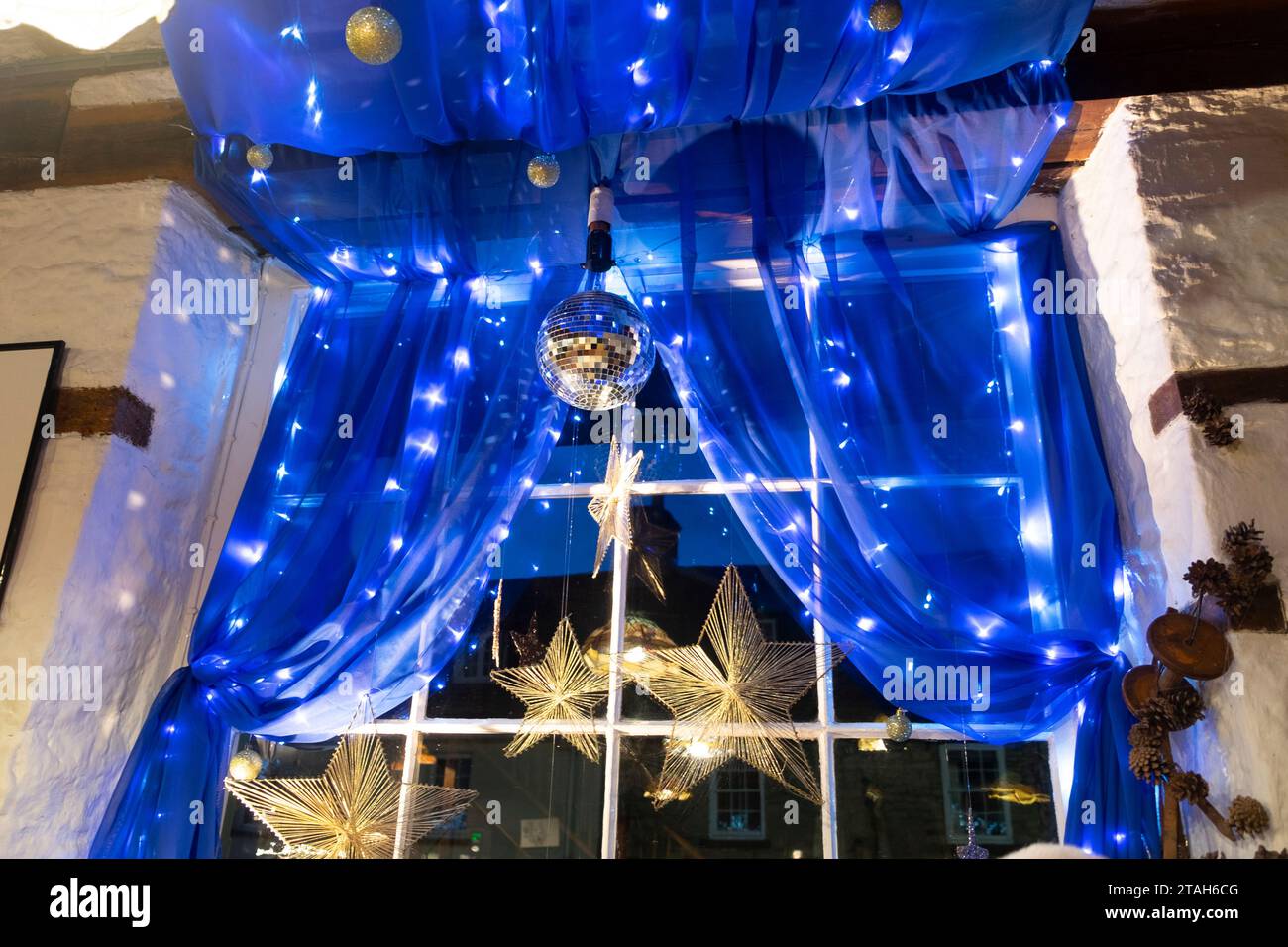Weihnachtsdekoration während des Hay Winter Festivals im Granary Restaurant in der Buchstadt Hay-on-Wye Wales Großbritannien Großbritannien 2023 KATHY DEWITT Stockfoto