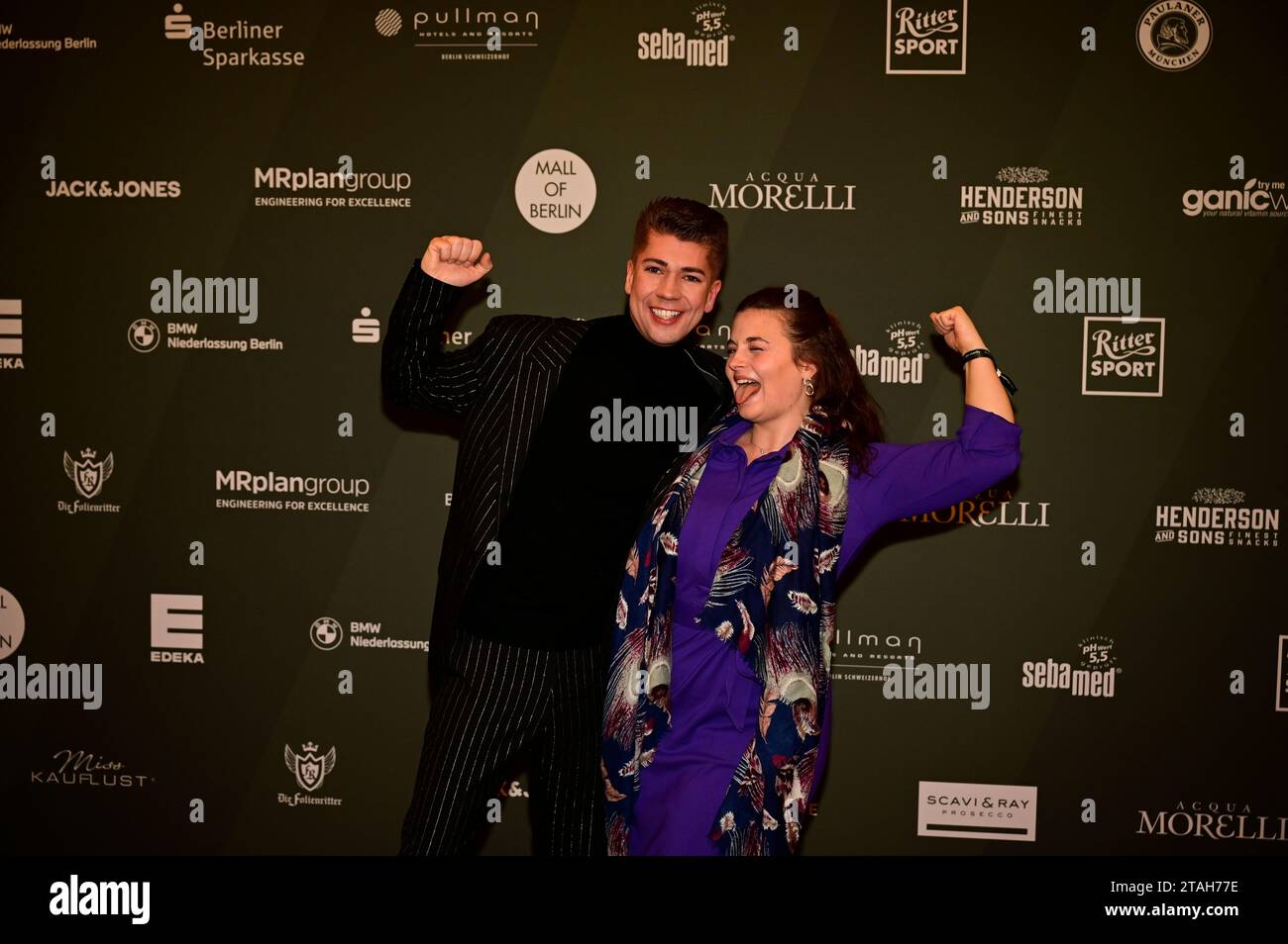 Maximilian Seitz und Ronja Forcher bei der Strassenfeger Charity Aktion 2023 von Maximilian Seitz in der Mall Berlin. Berlin, 30.11.2023 Stockfoto