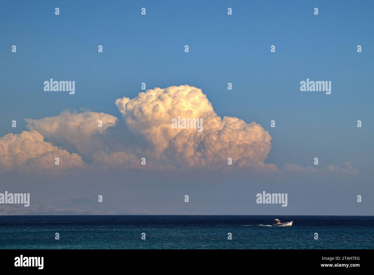 barca ormeggiata ad Ypsos nell'isola di Corfù Stockfoto
