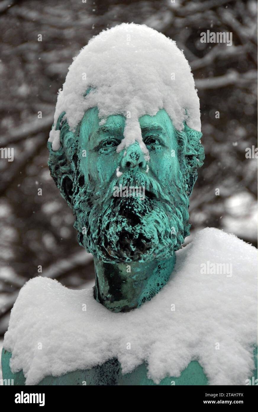 Winter, Schnee, Eis, Frost, Schneemann, Berühmte Schneemänner, ihr Denkmal in München: Georg Arthur von Ramberg, 1819-1875, Maler und Professor der Münchner Kunstakademie Büste am Grab Alter Südfriedhof München *** Winter, Schnee, Eis, Frost, Schneemann, berühmte Schneemänner, ihre Gedenkstätte in München Georg Arthur von Ramberg, 1819 1875, Maler und Professor an der Münchner Kunstakademie Büste am Grab auf dem Alten Südfriedhof in München Copyright: xHeinzxGebhardtx Stockfoto