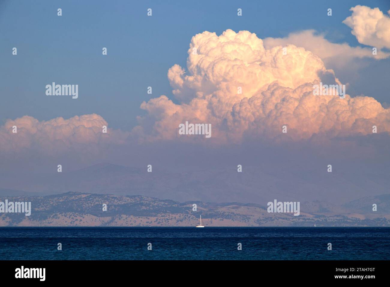 barca ormeggiata ad Ypsos nell'isola di Corfù Stockfoto
