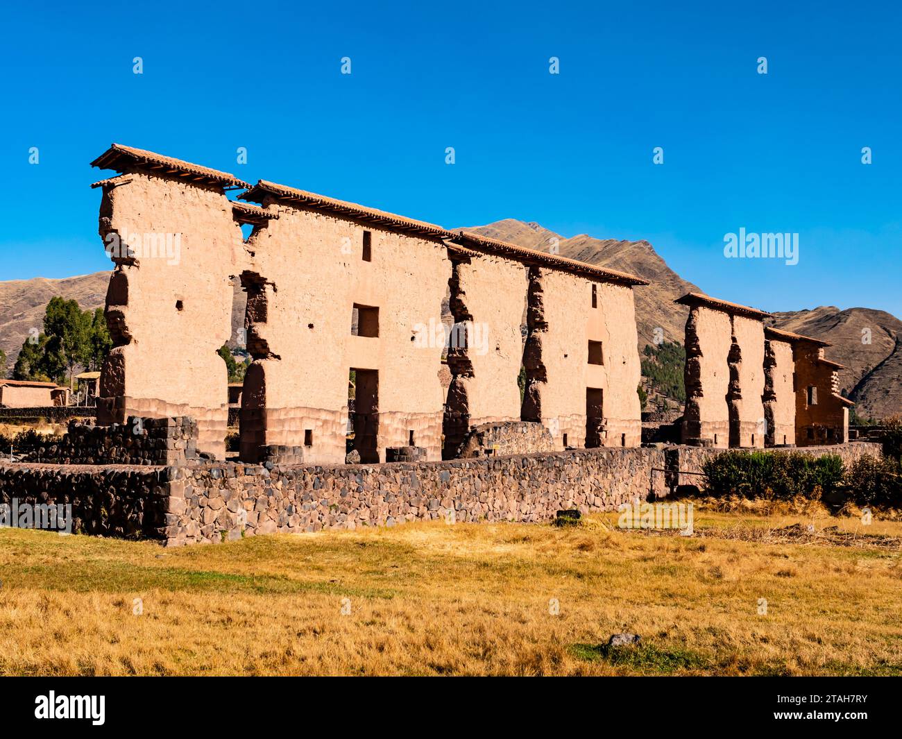 Fantastischer Blick auf die zentrale Wand des Tempels von Wiracocha, die archäologische Stätte von Raqchi, Region Cusco, Peru Stockfoto
