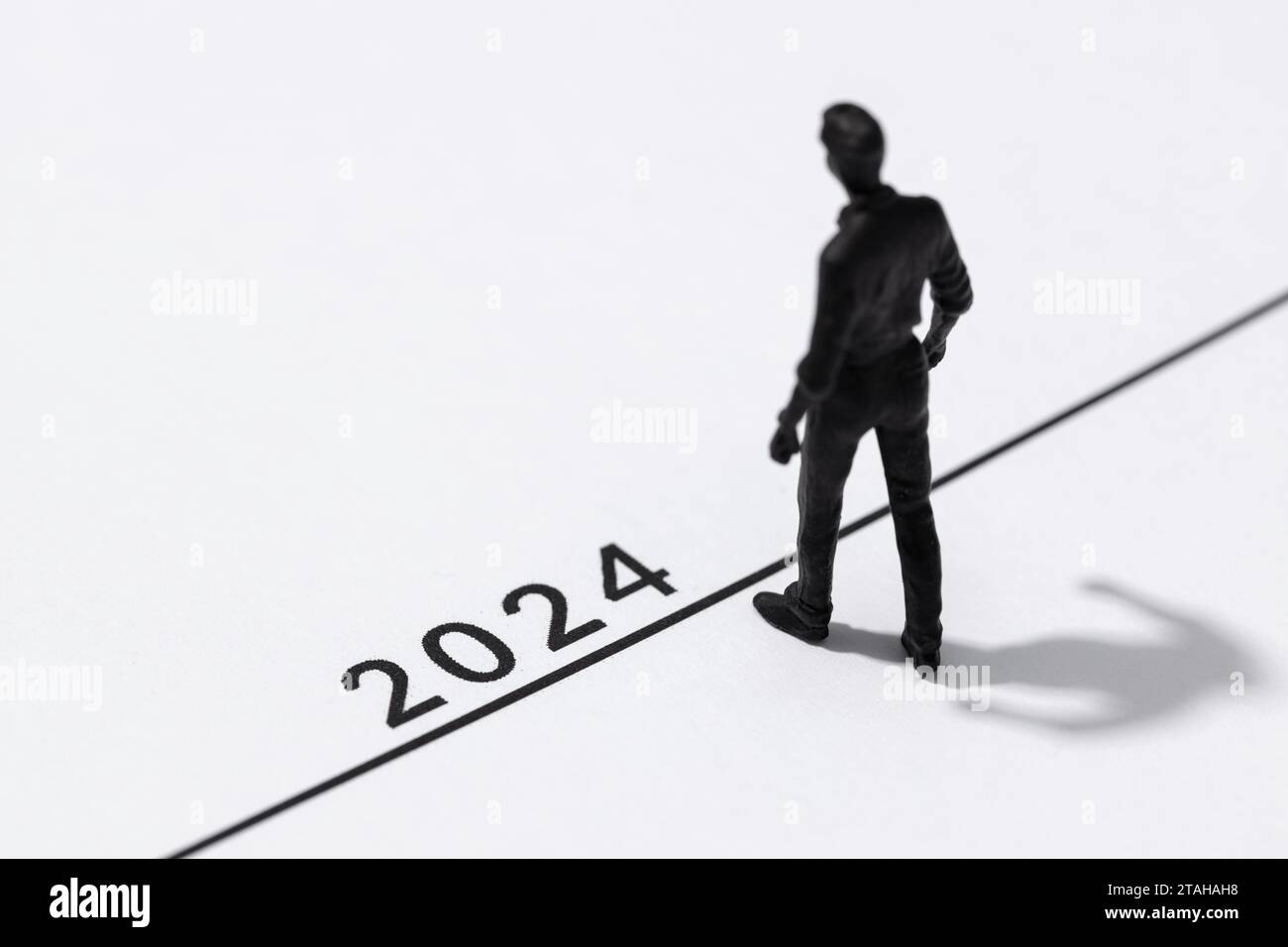 2024-Jahres-Businessplan-Konzept. Menschliche Figur am Start, die in die Zukunft blickt Stockfoto