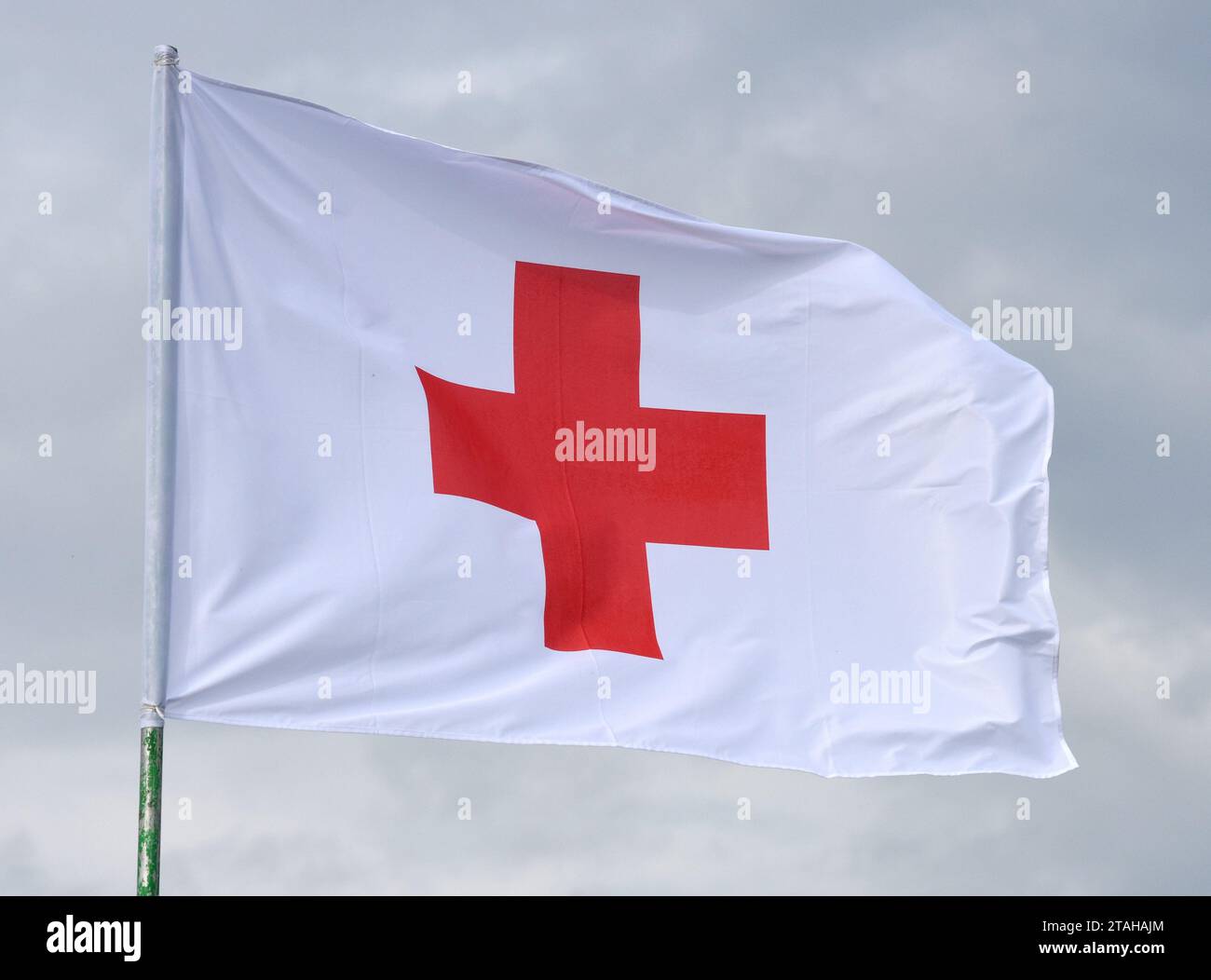 Starytchi, Ukraine - 24. September 2020. Flagge des Roten Kreuzes - die Internationale Bewegung des Roten Kreuzes sind internationale humanitäre Organisationen Stockfoto
