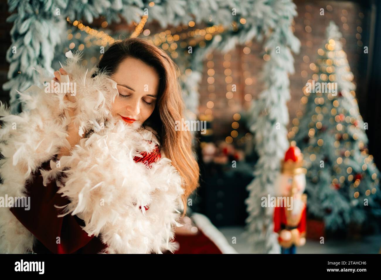 Junge Frau träumt in der weihnachtsstimmung des Neujahrs Stockfoto