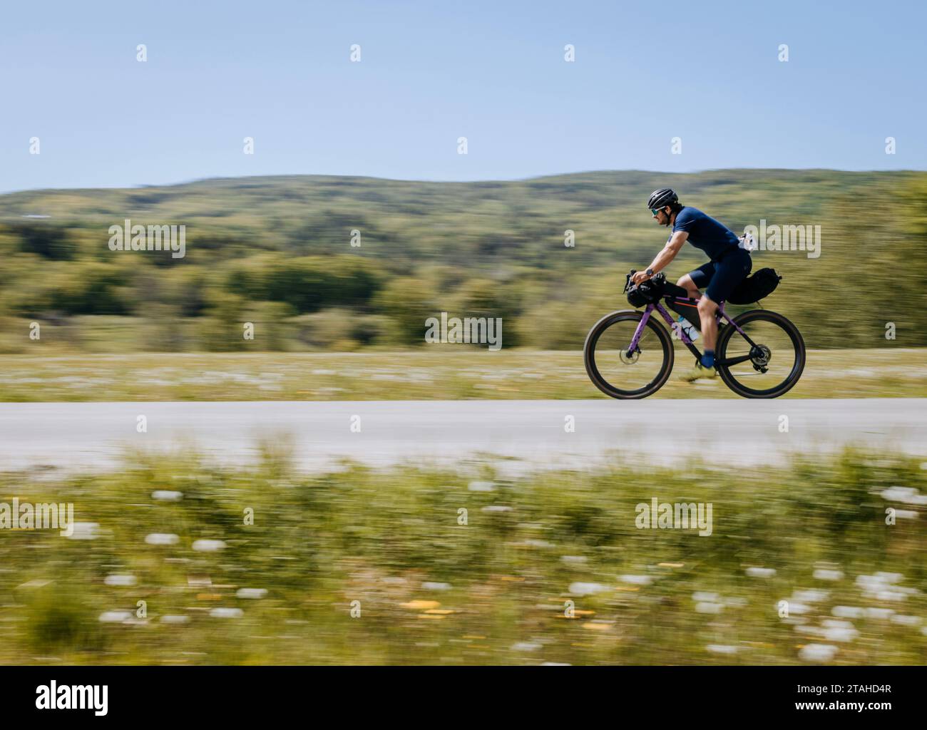 Radfahrer rasen durch Felder und Ackerland in Vermont Stockfoto
