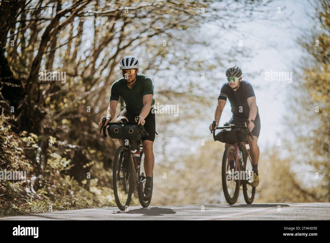 Zwei Radfahrer fahren mit ihren Fahrrädern entlang der Straße nach lincoln GAP, Vermont Stockfoto