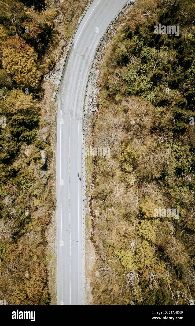 Aus der Vogelperspektive von zwei Radfahrern, die in Vermont einen Pass hinauffahren Stockfoto
