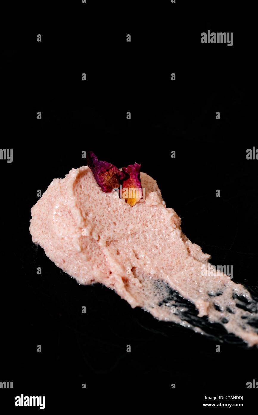 Feuchtigkeitsspendende Textur Mit Bio-Rose-Körperpolsterung Stockfoto