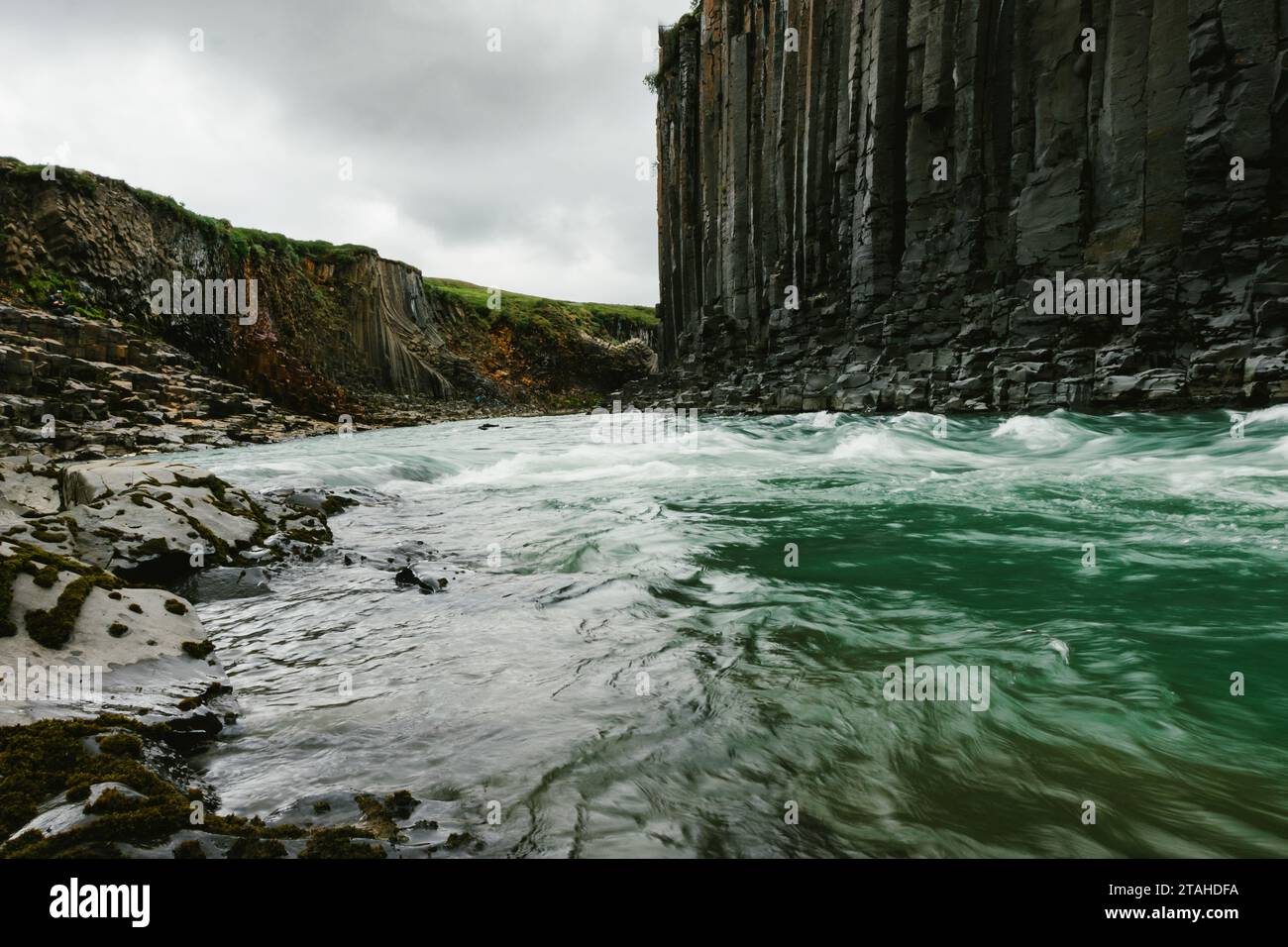 Der Fluss fließt schnell durch die geothermische Basaltsäulenschlucht Stockfoto