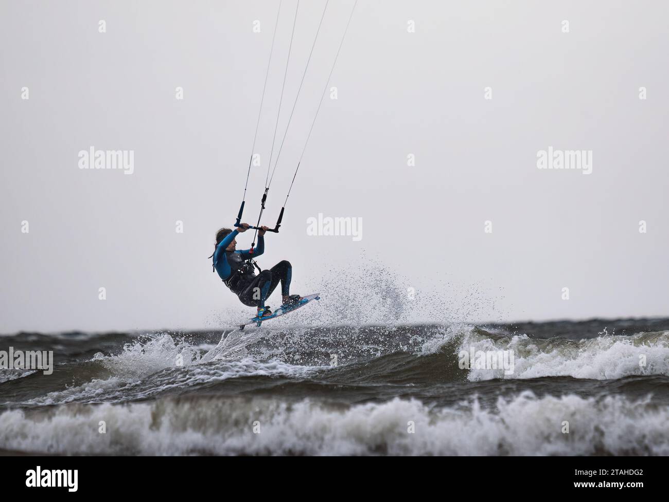 Kitesurfer in Aktion am Strand der Ostsee, Pori, Finnland Stockfoto