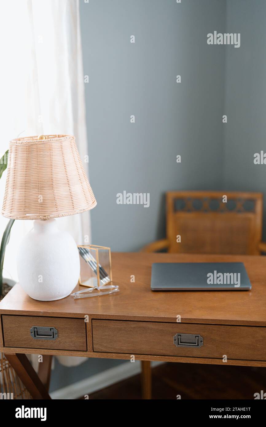 Arbeiten Sie von zu Hause aus mit Schreibtisch und Laptop Stockfoto