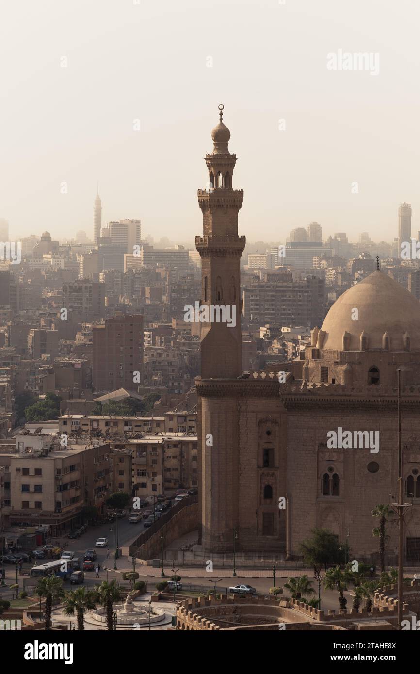 Moschee-Madrasa von Sultan Hassan während des nebeligen Tages in der Altstadt von Kairo Stockfoto