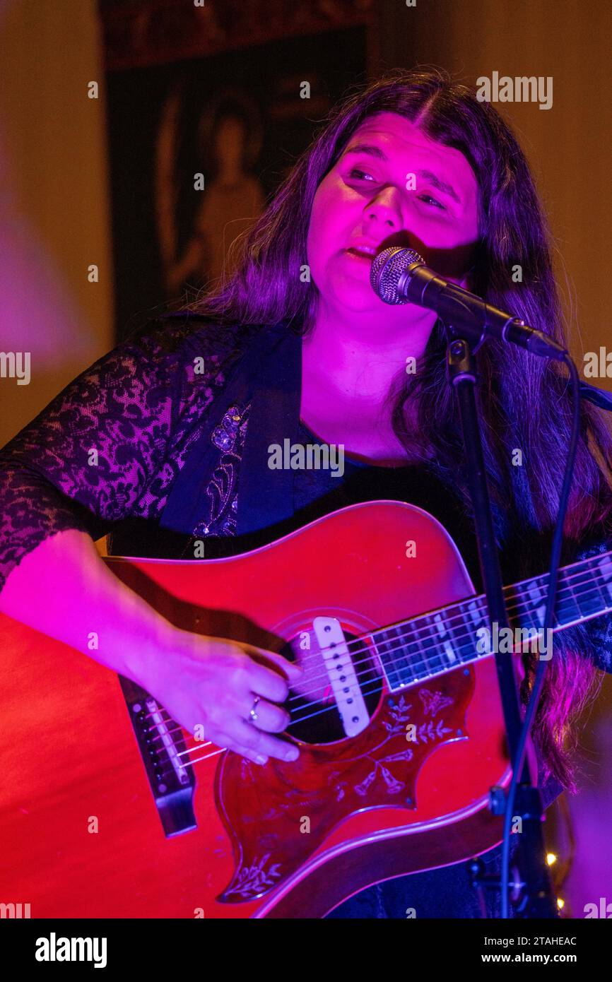 London, Großbritannien. Donnerstag, 30. November 2023. Michele Stodart (von Magic Numbers) tritt live in der St Pancras Old Church in London auf. Foto: Richard Gray/Alamy Live News Stockfoto