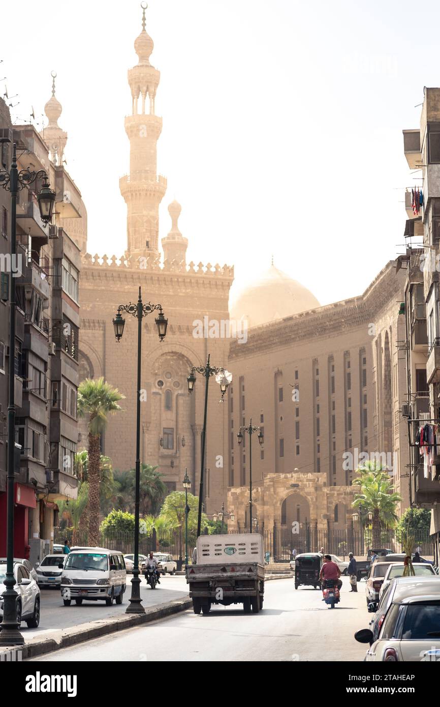 Geschäftige Straße der Altstadt von Kairo mit Moschee im Hintergrund Stockfoto