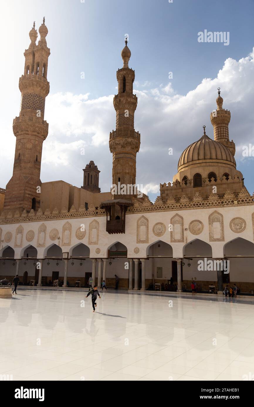 Junge, der in der Azhar-Moschee in Alt-Kairo, Ägypten, läuft Stockfoto
