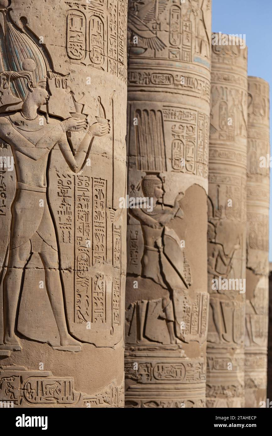 Säulen mit Hieroglyphen bedeckt, KOM Ombo, Assuan Stockfoto