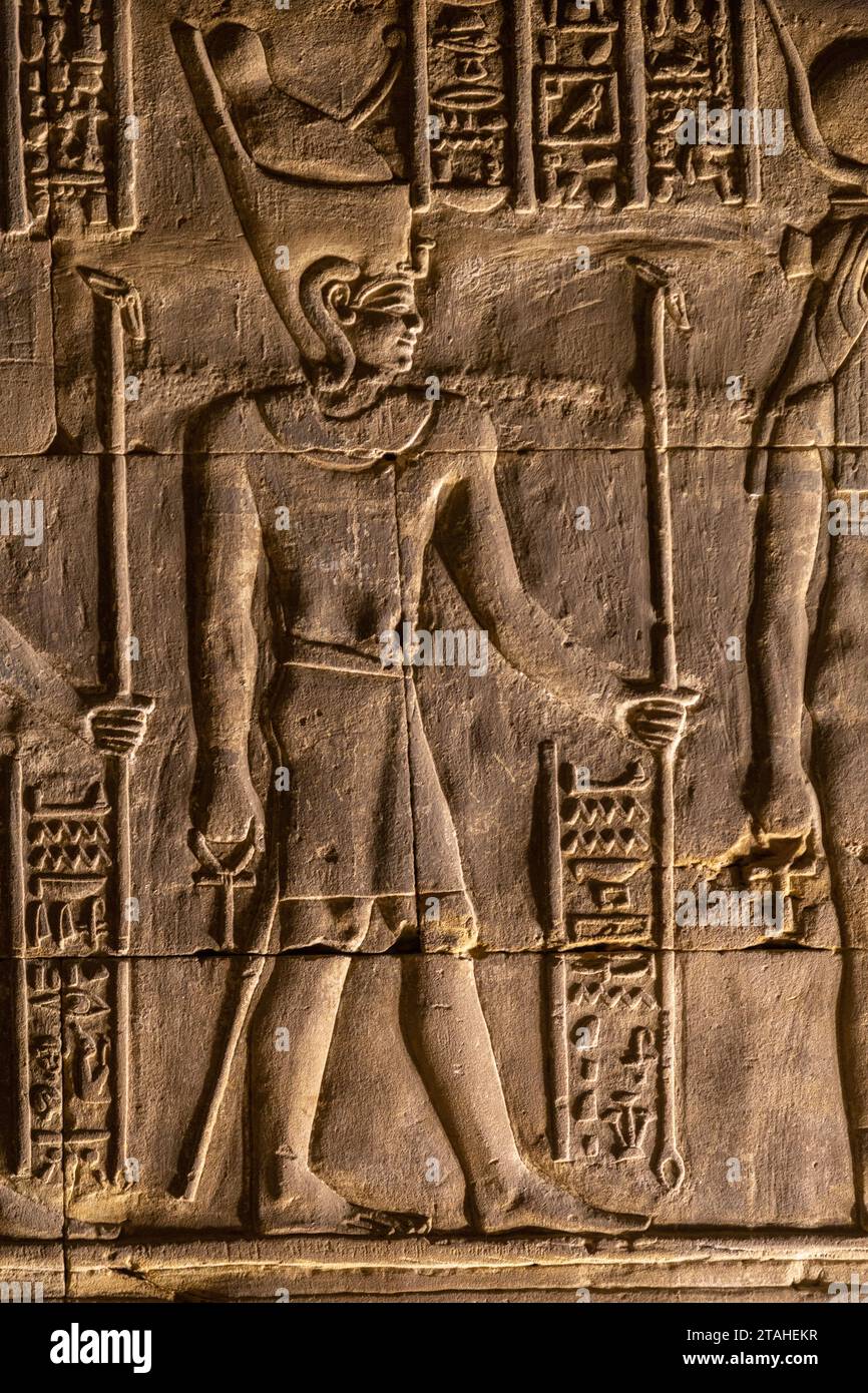 Antike ägyptische Hieroglyphen, die auf die goldene Wand des Edfu-Tempels gehauen wurden Stockfoto