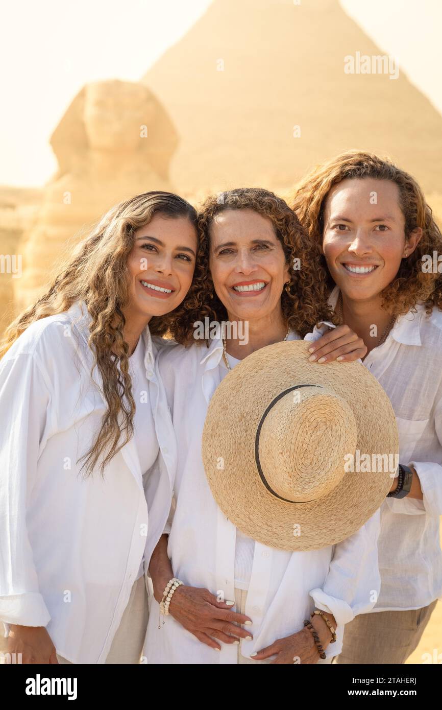 Lateinische Mutter, Tochter und Sohn, mit Sphinx und Pyramide dahinter, Ägypten Stockfoto