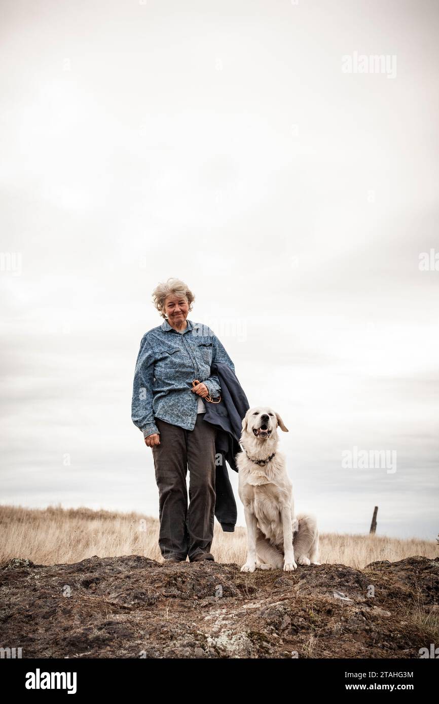 Eine Farmerin und ihr Schäferhund Stockfoto