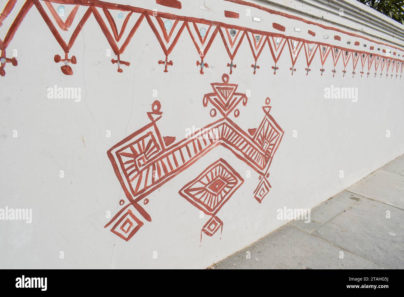 Bheenth Chitra, einzigartiges Wandgemälde von Geru, ein spezielles rotes Pulver. Geometrische Wandmalerei in Kutch, Gujarat Stockfoto