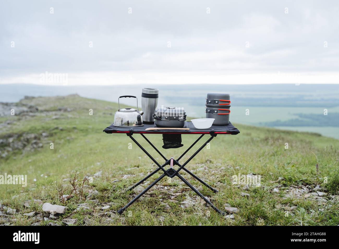 Ausrüstung für Campingküche, Kochen in der Natur. Stockfoto