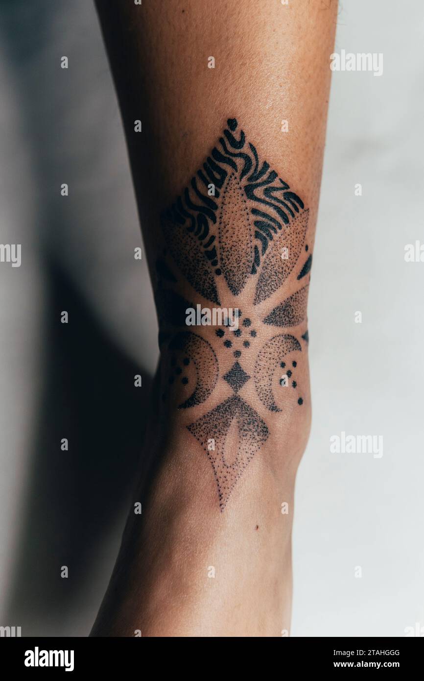 Fertiges Pointillismus-Tattoo von Mandala mit Monden Stockfoto