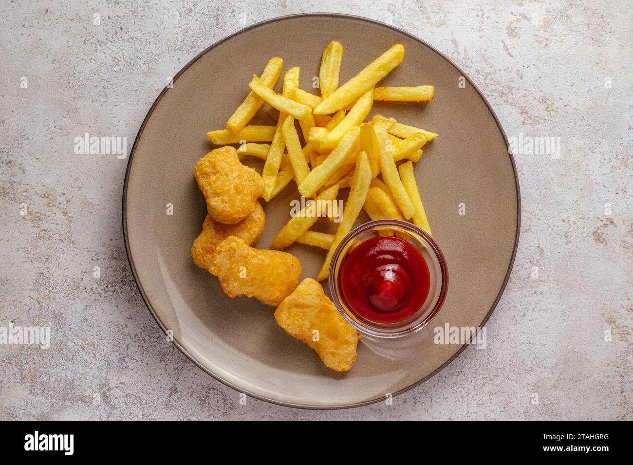 Fish and Chips auf einem Teller mit Sauce Stockfoto