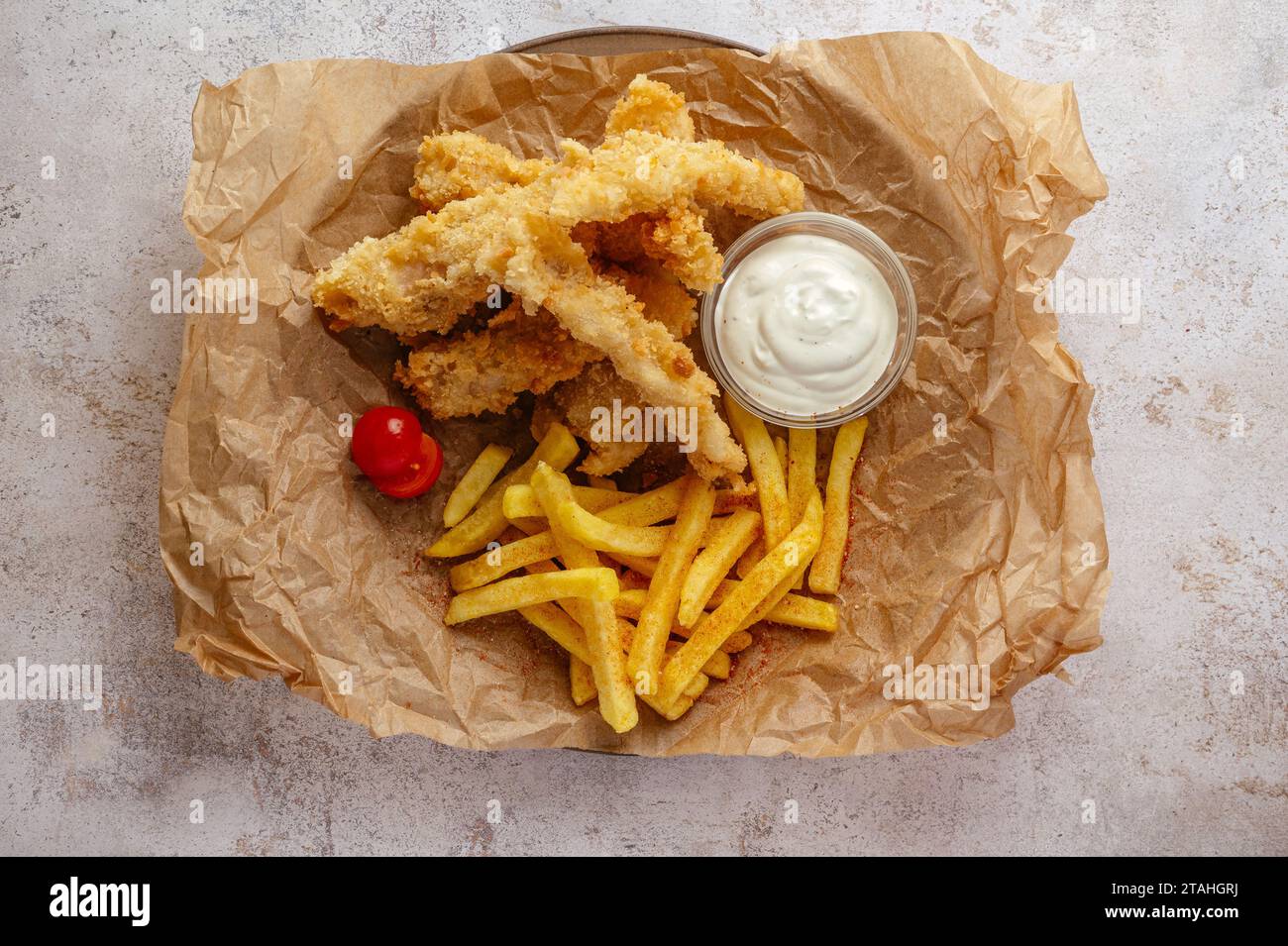 Fish and Chips auf einem Teller mit Sauce Stockfoto