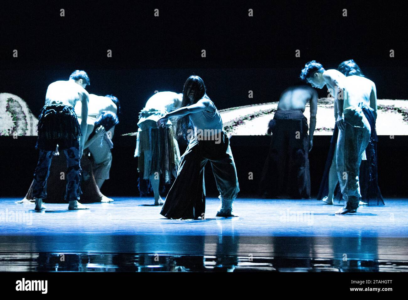 Cloud Gate Dance Theatre of Taiwan in der Aufführung von „Lunar Halo“ in Sadler's Wells, choreografiert von Cheng Tsung-Lung in Zusammenarbeit mit Sigur Rós, am 29. November 2023 © Chantal Guevara, alle Rechte vorbehalten Stockfoto
