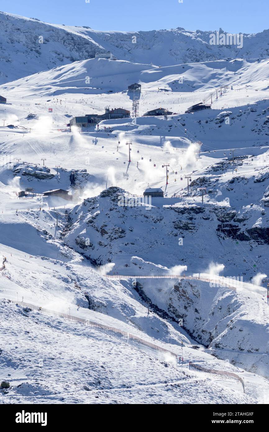 Seilbahn, Gondellifte, Skilifte auf den Pisten des Skigebietes Stockfoto