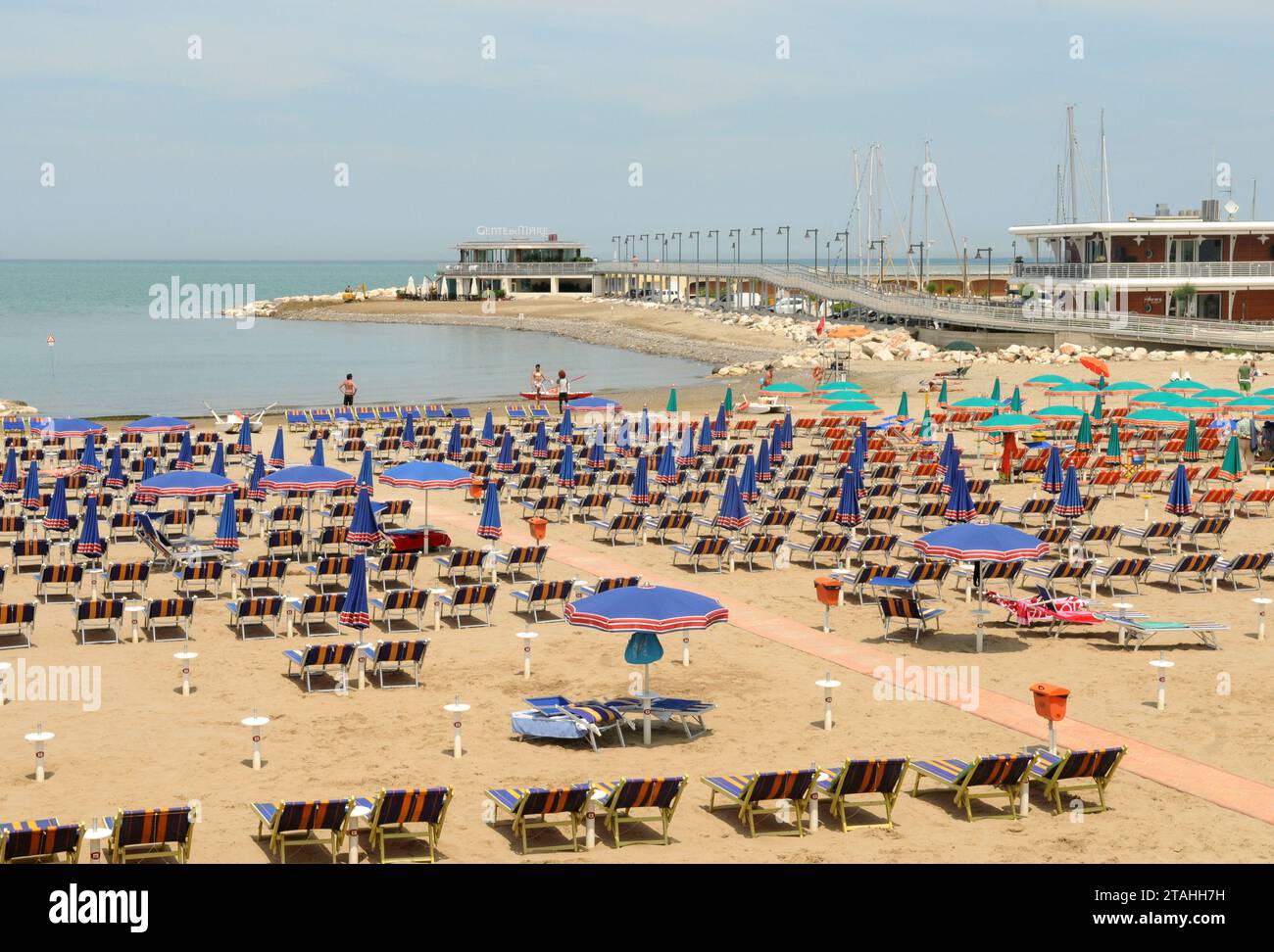 Cattolica, Italien - Juni 2009: Strand Cattolica, riviera Rimini, Emilia Romagna, Italien Stockfoto