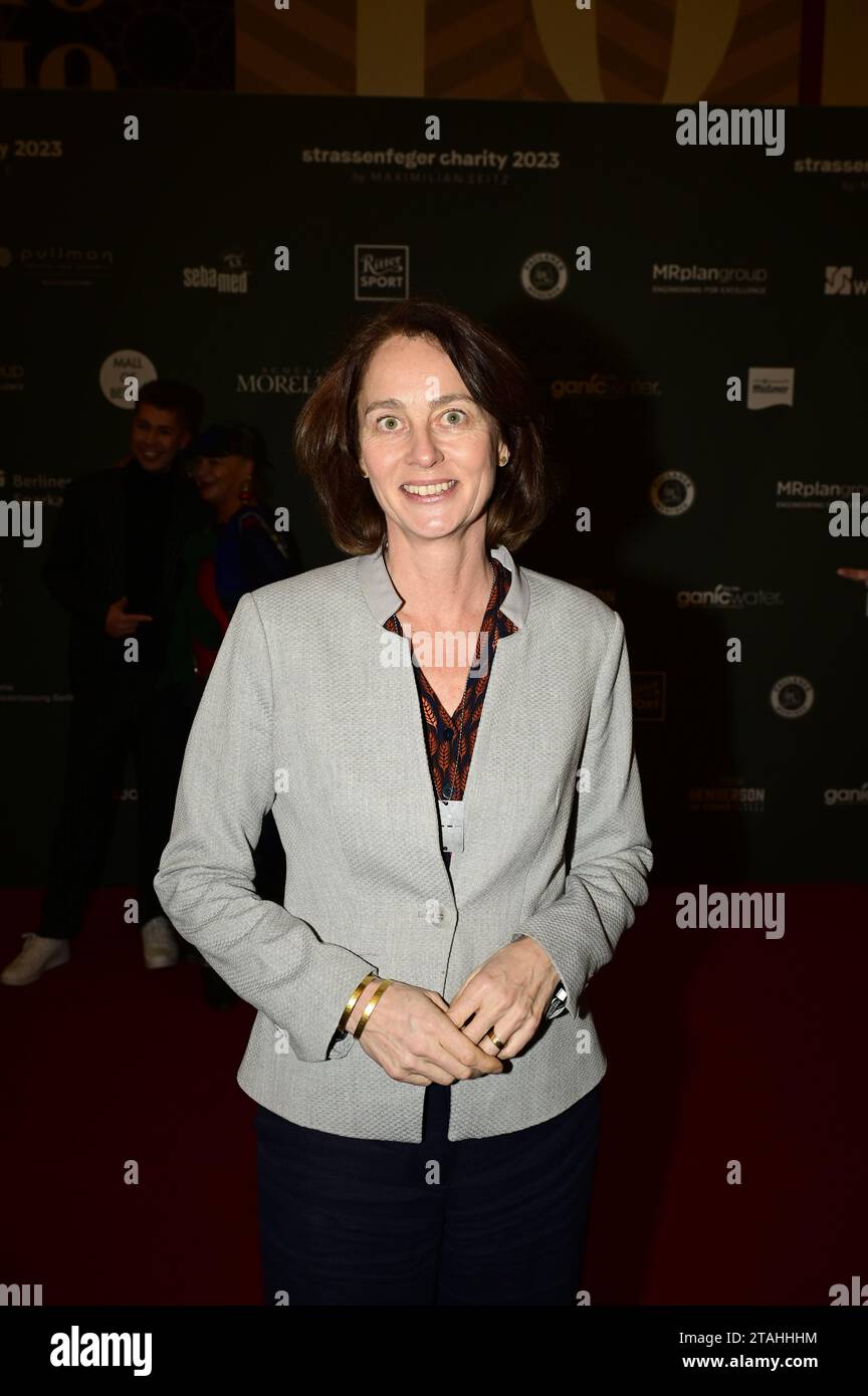 Katarina Barley bei der Strassenfeger Charity Aktion 2023 von Maximilian Seitz in der Mall von Berlin. Berlin, 30.11.2023 Stockfoto