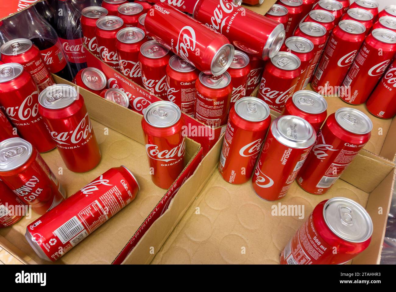 Italien - 26. November 2023: Coca Cola Dosen in Kartonagen zum Verkauf im italienischen Discounter Stockfoto