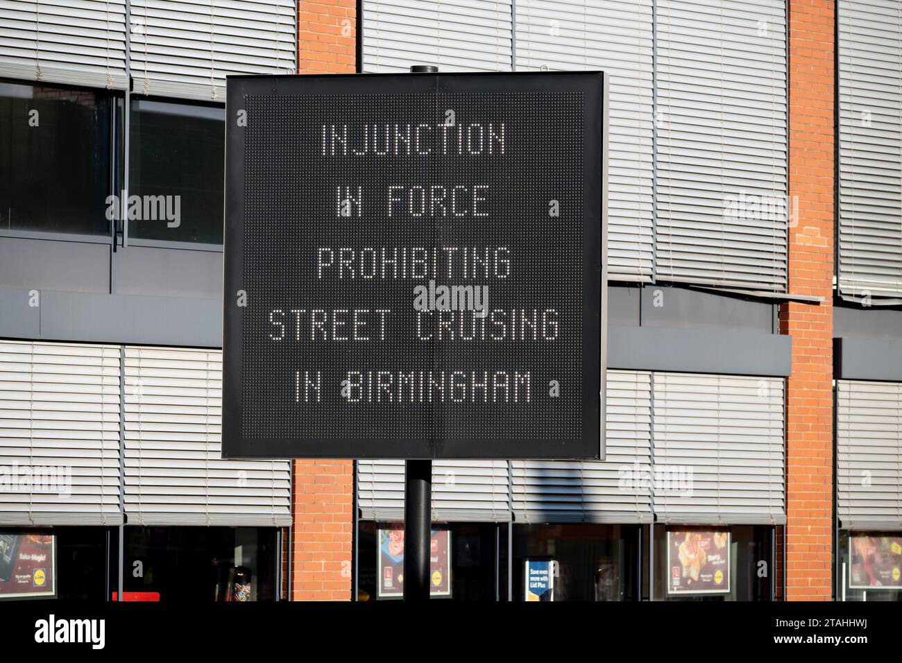 Verkehrsverbotsschild für Straßenfahrten, Birmingham, West Midlands, England, Großbritannien Stockfoto