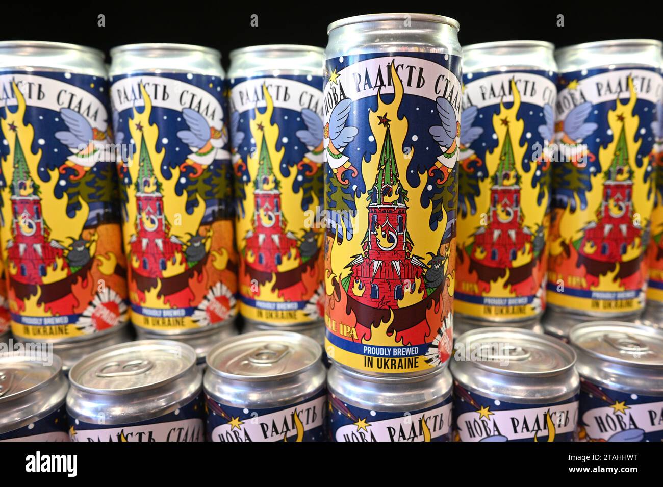 Lemberg, Ukraine - 19. Dezember 2022: Dosen eines lokal gebrauten Bieres, das auf Etiketten eines brennenden Moskauer Kremls abgebildet ist. Stockfoto