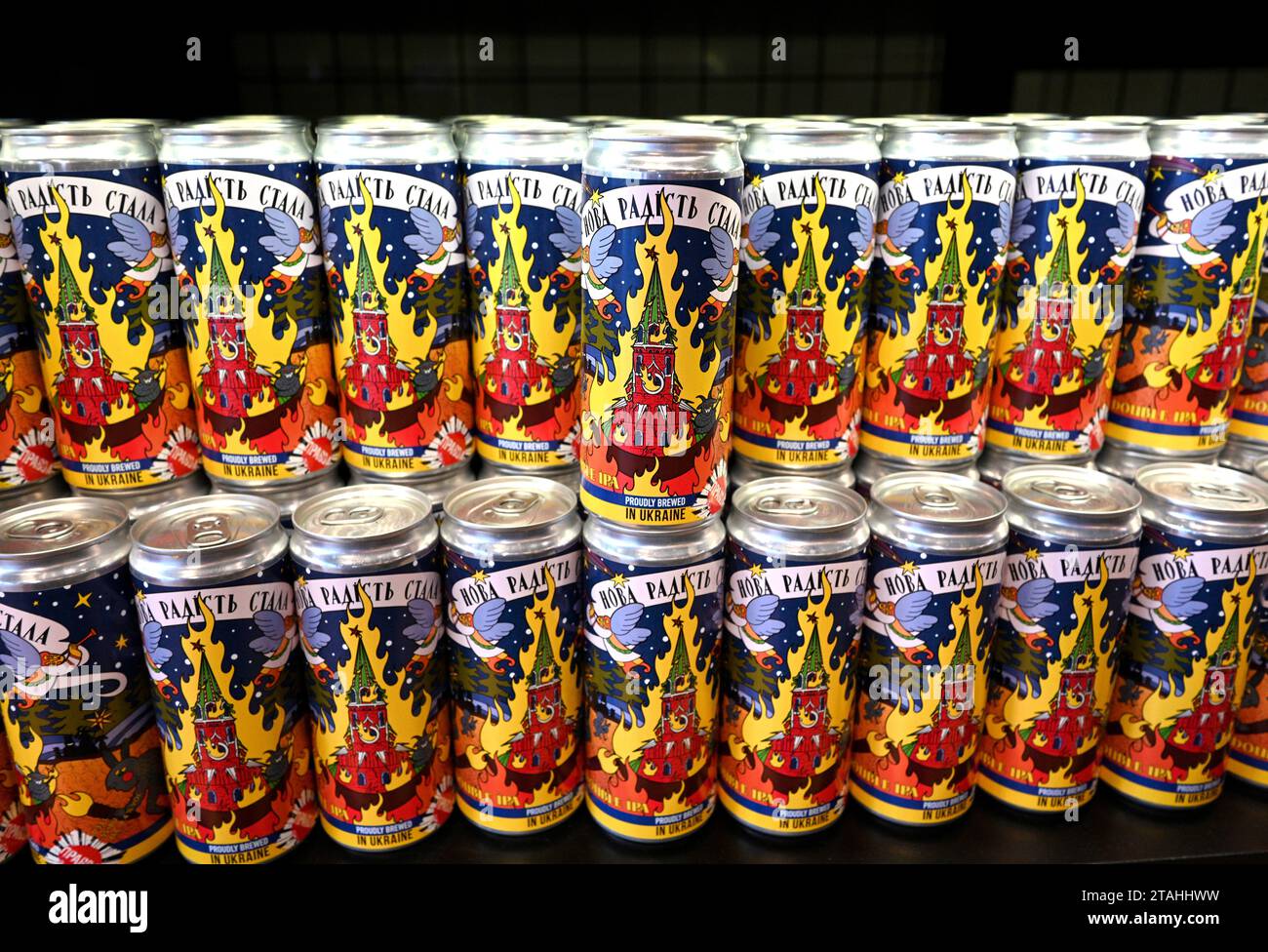 Lemberg, Ukraine - 19. Dezember 2022: Dosen eines lokal gebrauten Bieres, das auf Etiketten eines brennenden Moskauer Kremls abgebildet ist. Stockfoto