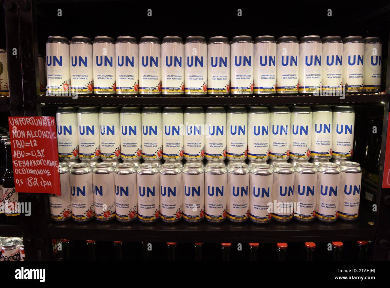 Lviv, Ukraine - 1. Juli 2022: Eine Dose eines lokal gebrauten Biers, das von der Prawda-Bierbar hergestellt und „UN, leider, alkoholfrei“ genannt wird, in den wes Stockfoto