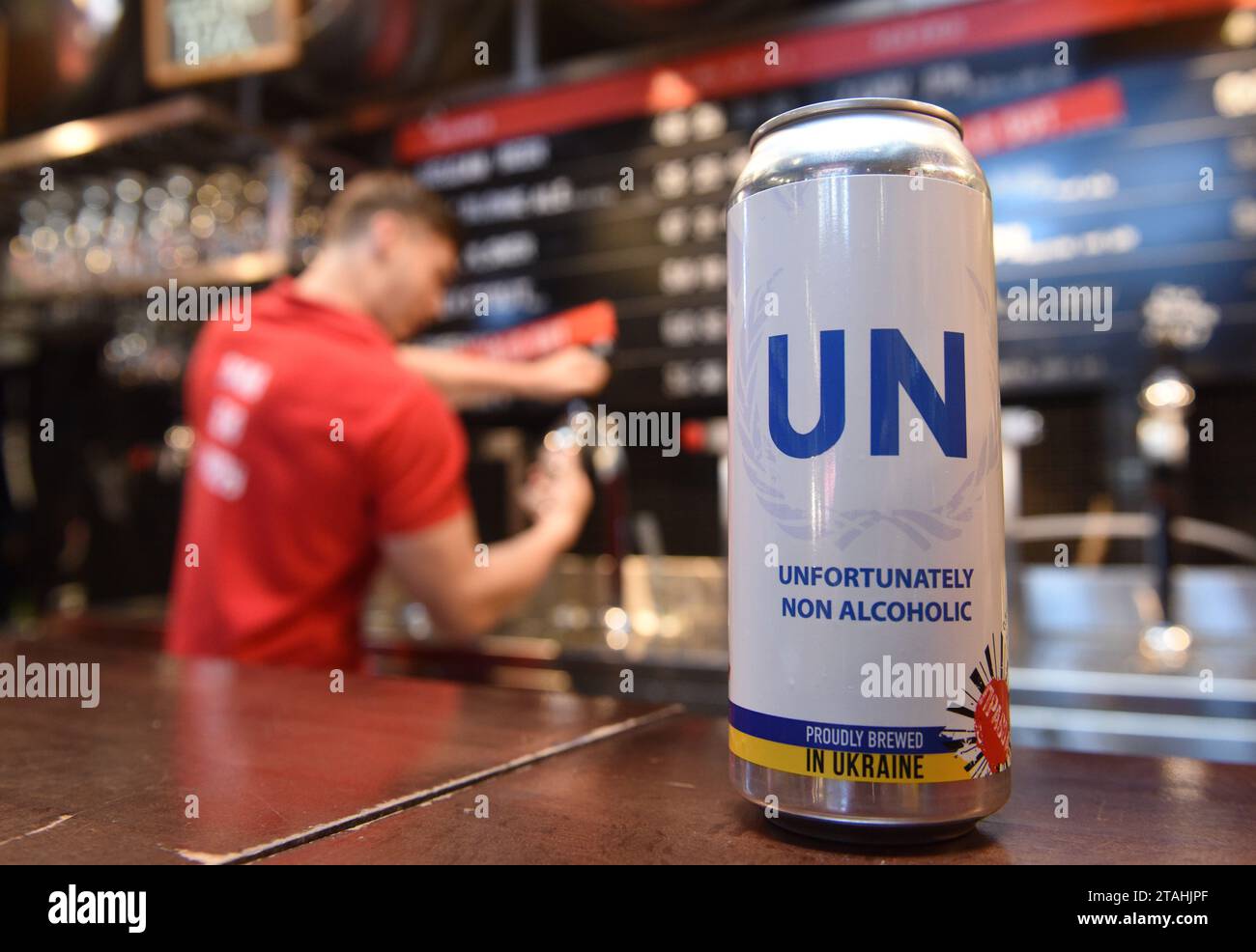 Lviv, Ukraine - 1. Juli 2022: Eine Dose eines lokal gebrauten Biers, das von der Prawda Bierbar hergestellt wurde und „UN, leider, alkoholfrei“ genannt wird, im WE Stockfoto
