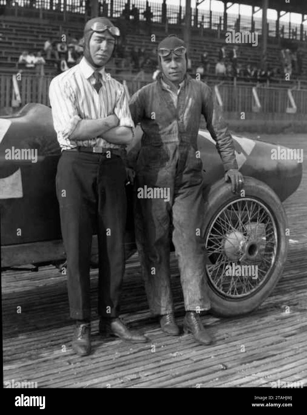 Murphy, der seine Rennkarriere als Reitmechaniker begann, wird hier 1922 mit seinem eigenen Mechaniker auf dem Tacoma Speedway gezeigt Stockfoto