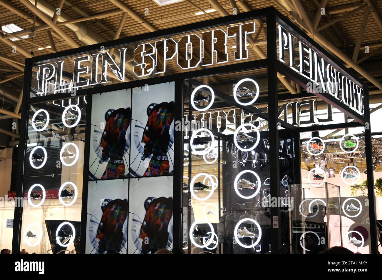 Die ISPO, Internationale Fachmesse und weltgrösste jährliche Multi-Segment-Messe für Sportartikel und Sportmode auf der Messe München. Foto: Messestand von Plein Sport, Philipp Plein International, Sportswear Fashion *** ISPO, Internationale Fachmesse und die weltweit größte jährliche Mehrsegmentmesse für Sportartikel und Sportmode auf der Messe München Fotostand von Plein Sport, Philipp Plein International, Sportswear Fashion Stockfoto