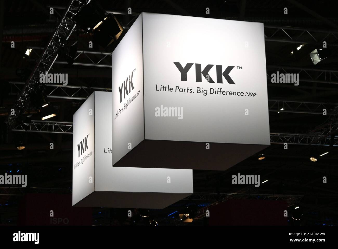 Die ISPO, Internationale Fachmesse und weltgrösste jährliche Multi-Segment-Messe für Sportartikel und Sportmode auf der Messe München. Foto: YKK Fastening Products Group, Reissverschluss - Hersteller *** ISPO, Internationale Fachmesse und die weltweit größte jährliche Mehrsegmentmesse für Sportartikel und Sportmode auf der Messe München Foto YKK Fastening Products Group, Reißverschlusshersteller Stockfoto