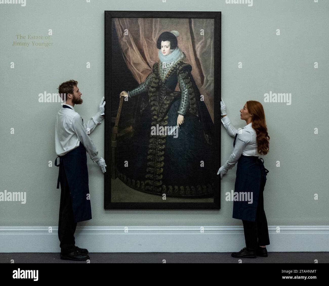 London, Großbritannien. 1. Dezember 2023. Techniker präsentieren das