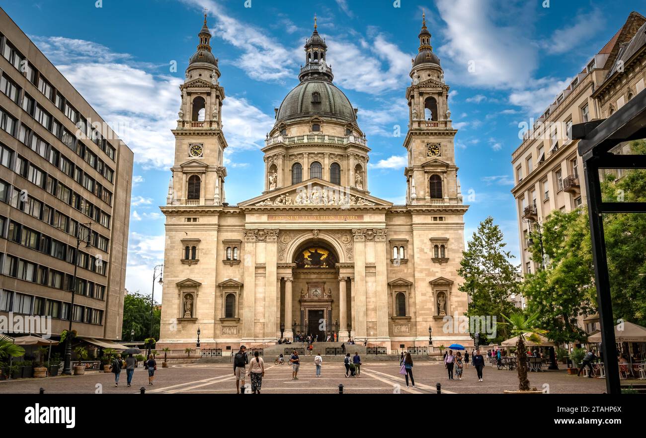 BUDAPEST, UNGARN - 2. NOVEMBER 2022: ST. Stephans Basilika im Zentrum von Budapest, Ungarn (Übersetzung - Ich bin der Weg, Wahrheit und Leben) Stockfoto