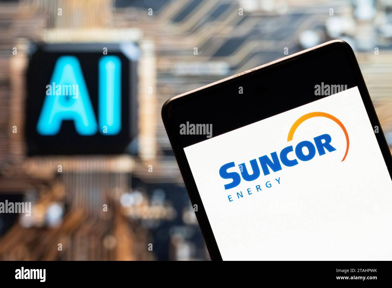 3. November 2023, China: In dieser Fotoabbildung zeigt das kanadische multinationale Öl- und Gasunternehmen Suncor Energy ein Logo auf einem Smartphone mit einem Chip für künstliche Intelligenz (KI) und einem Symbol im Hintergrund. (Credit Image: © Budrul Chukrut/SOPA Images via ZUMA Press Wire) NUR REDAKTIONELLE VERWENDUNG! Nicht für kommerzielle ZWECKE! Stockfoto
