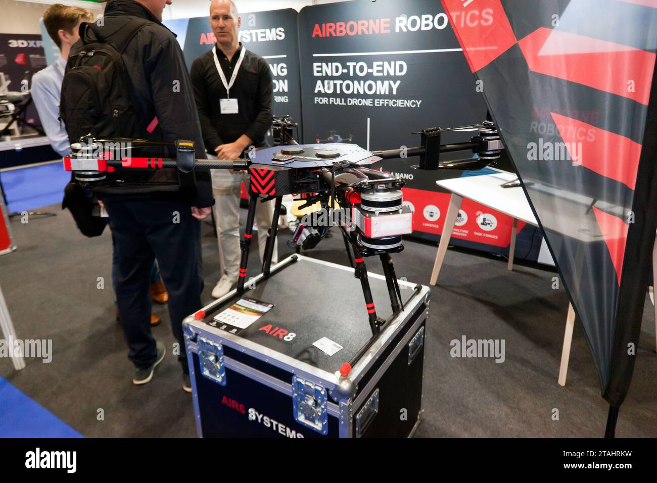 Ansicht der Airborne Robotics Air8 Medium Lifter Drohne, ausgestellt auf der DroneX 2023. Stockfoto